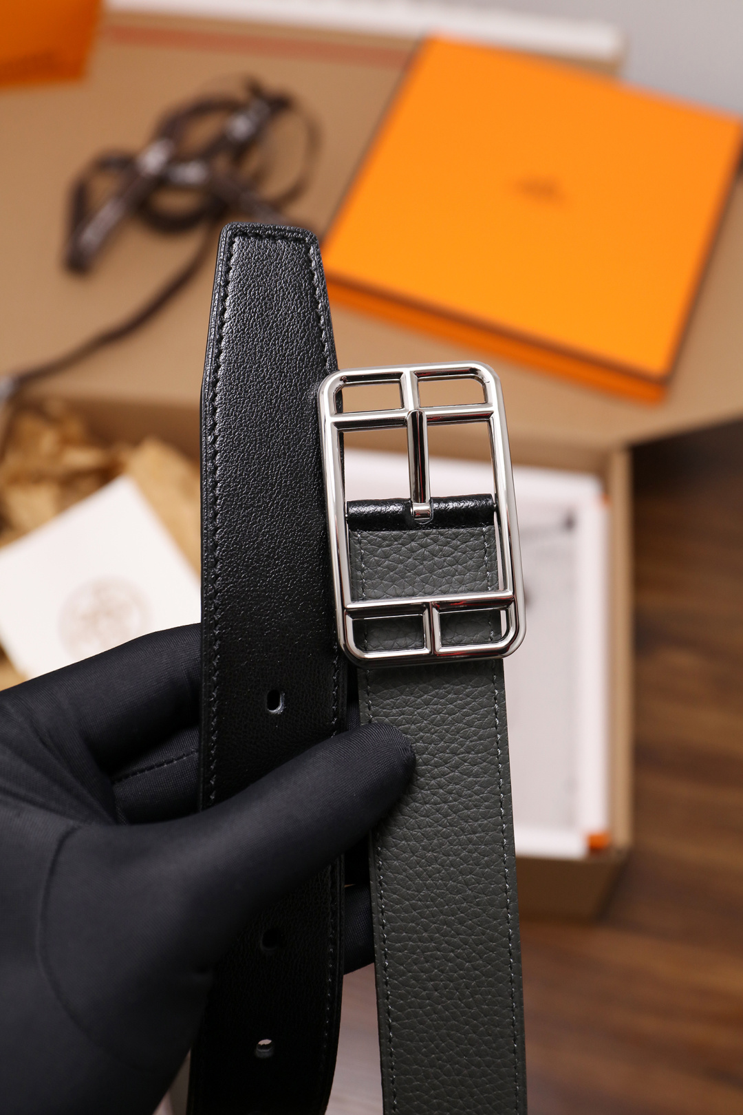 爱马仕 原单货品。双面可用 宽度3.2cm TOGO荔枝纹头层小牛皮搭配进口底皮。夹心我们也是用的纯皮，