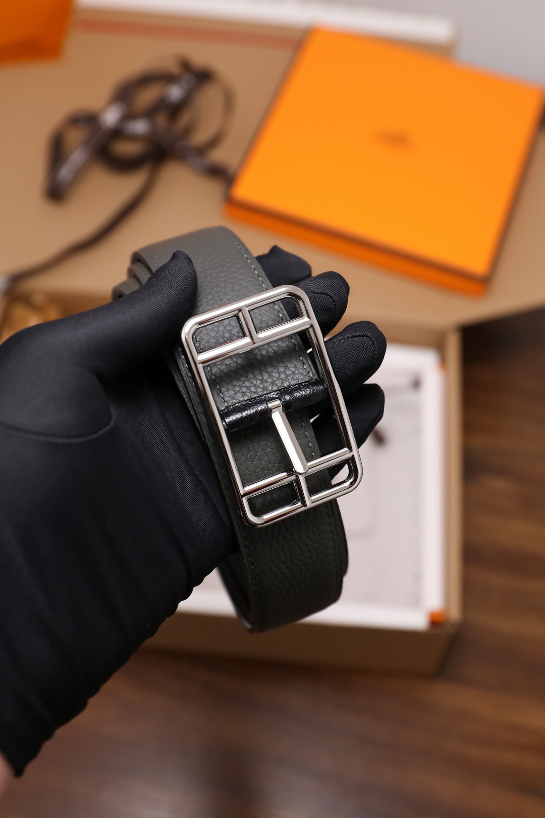 爱马仕 原单货品。双面可用 宽度3.2cm TOGO荔枝纹头层小牛皮搭配进口底皮。夹心我们也是用的纯皮，