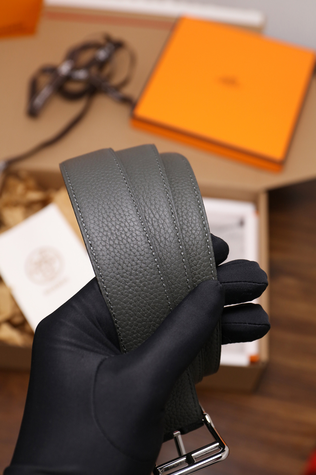 爱马仕 原单货品。双面可用 宽度3.2cm TOGO荔枝纹头层小牛皮搭配进口底皮。夹心我们也是用的纯皮，