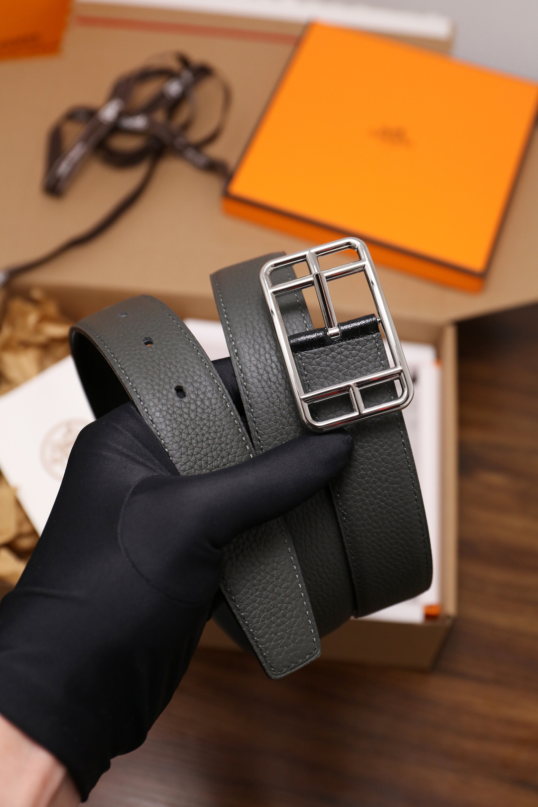 爱马仕 原单货品。双面可用 宽度3.2cm TOGO荔枝纹头层小牛皮搭配进口底皮。夹心我们也是用的纯皮，