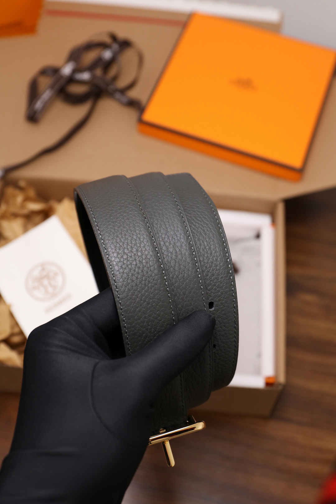 爱马仕 原单货品。双面可用 宽度3.2cm TOGO荔枝纹头层小牛皮搭配进口底皮。夹心我们也是用的纯皮，