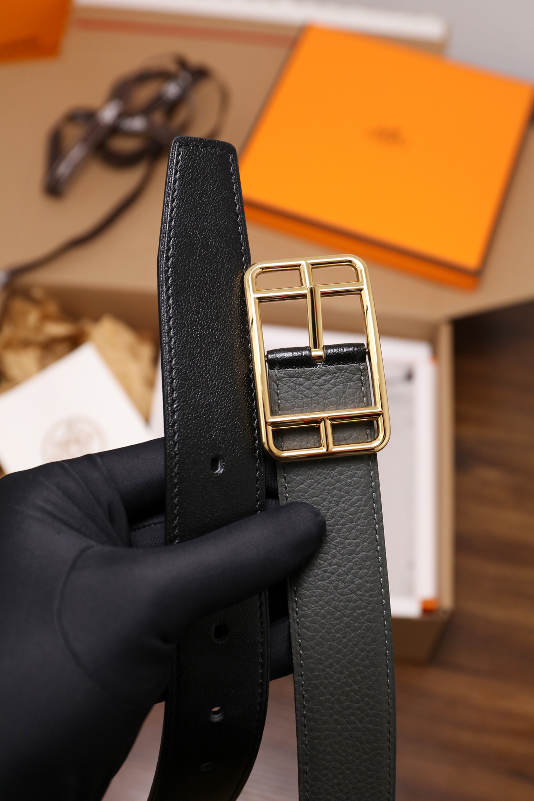 爱马仕 原单货品。双面可用 宽度3.2cm TOGO荔枝纹头层小牛皮搭配进口底皮。夹心我们也是用的纯皮，