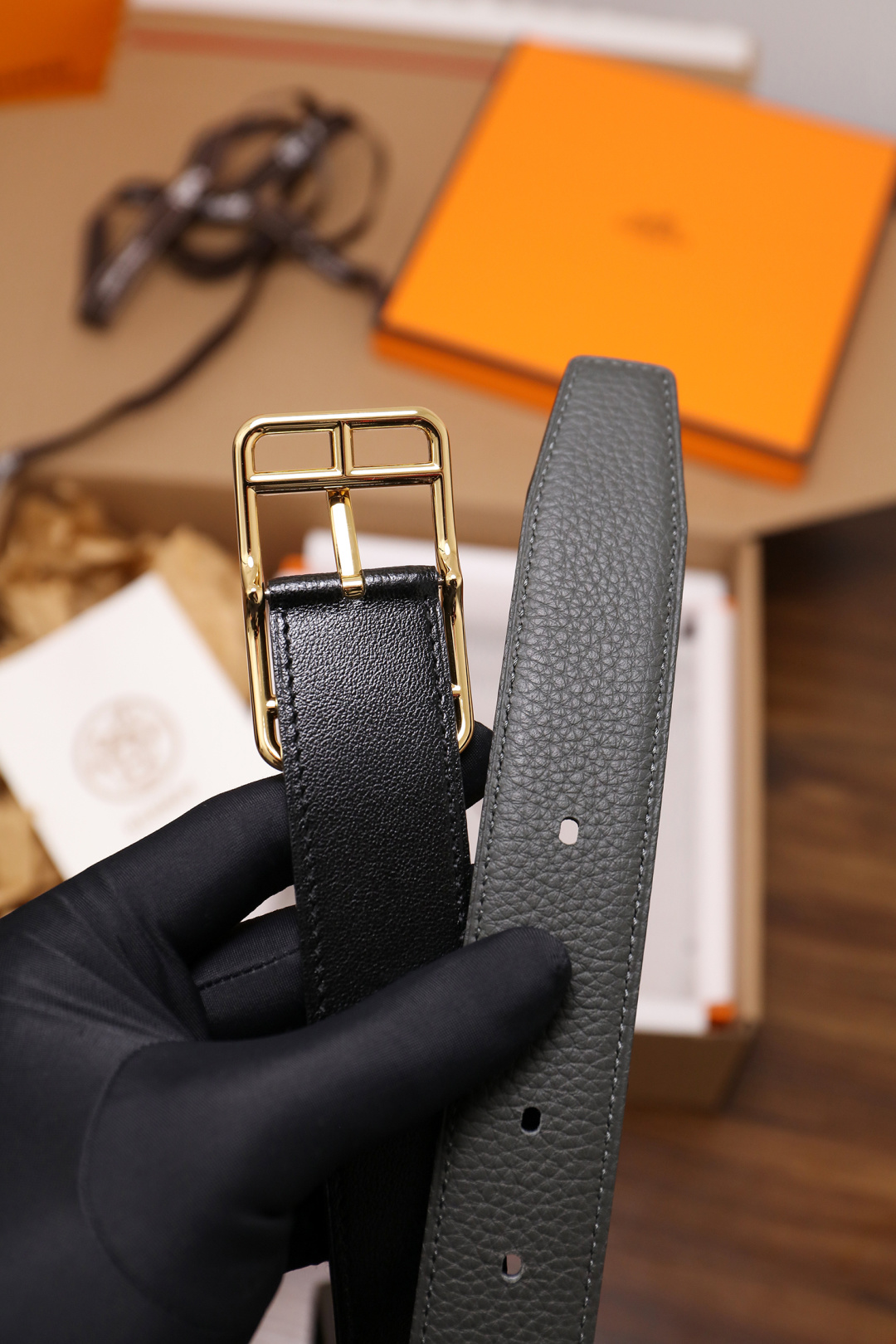 爱马仕 原单货品。双面可用 宽度3.2cm TOGO荔枝纹头层小牛皮搭配进口底皮。夹心我们也是用的纯皮，