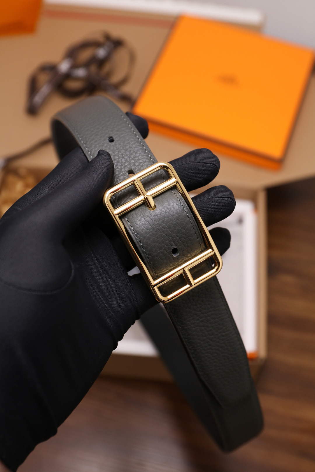 爱马仕 原单货品。双面可用 宽度3.2cm TOGO荔枝纹头层小牛皮搭配进口底皮。夹心我们也是用的纯皮，