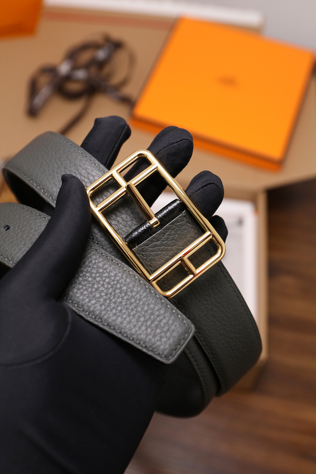 爱马仕 原单货品。双面可用 宽度3.2cm TOGO荔枝纹头层小牛皮搭配进口底皮。夹心我们也是用的纯皮，