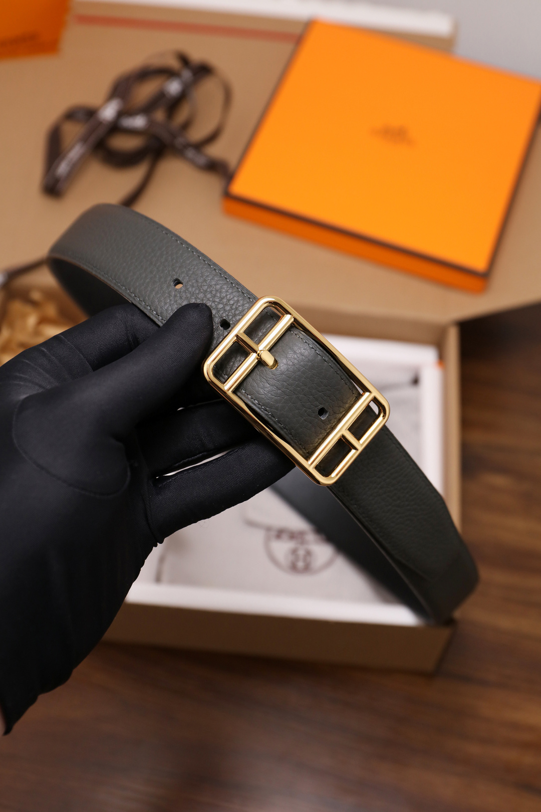 爱马仕 原单货品。双面可用 宽度3.2cm TOGO荔枝纹头层小牛皮搭配进口底皮。夹心我们也是用的纯皮，