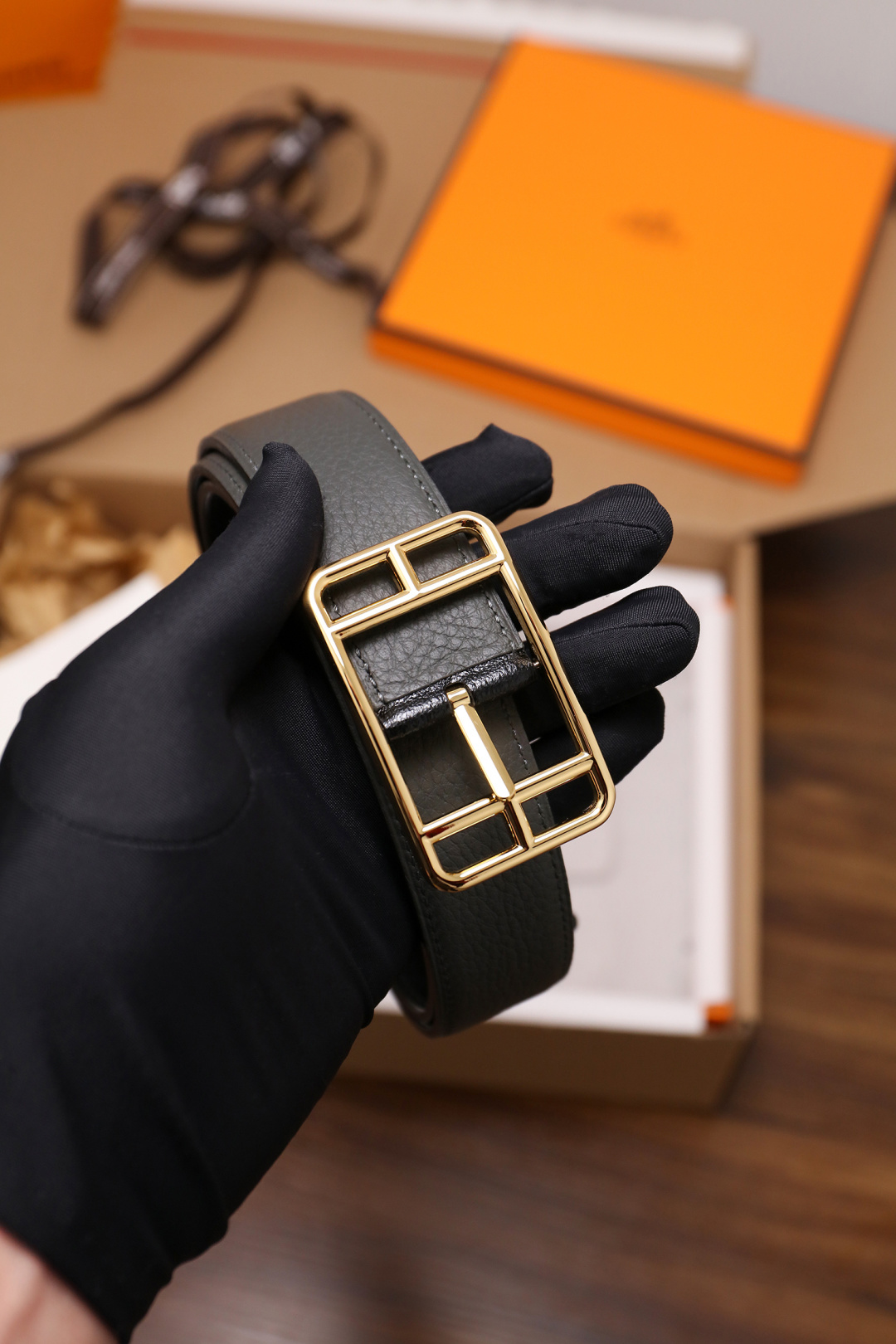 爱马仕 原单货品。双面可用 宽度3.2cm TOGO荔枝纹头层小牛皮搭配进口底皮。夹心我们也是用的纯皮，