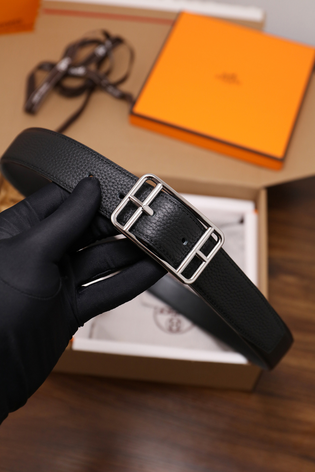 爱马仕 原单货品。双面可用 宽度3.2cm TOGO荔枝纹头层小牛皮搭配进口底皮。夹心我们也是用的纯皮，