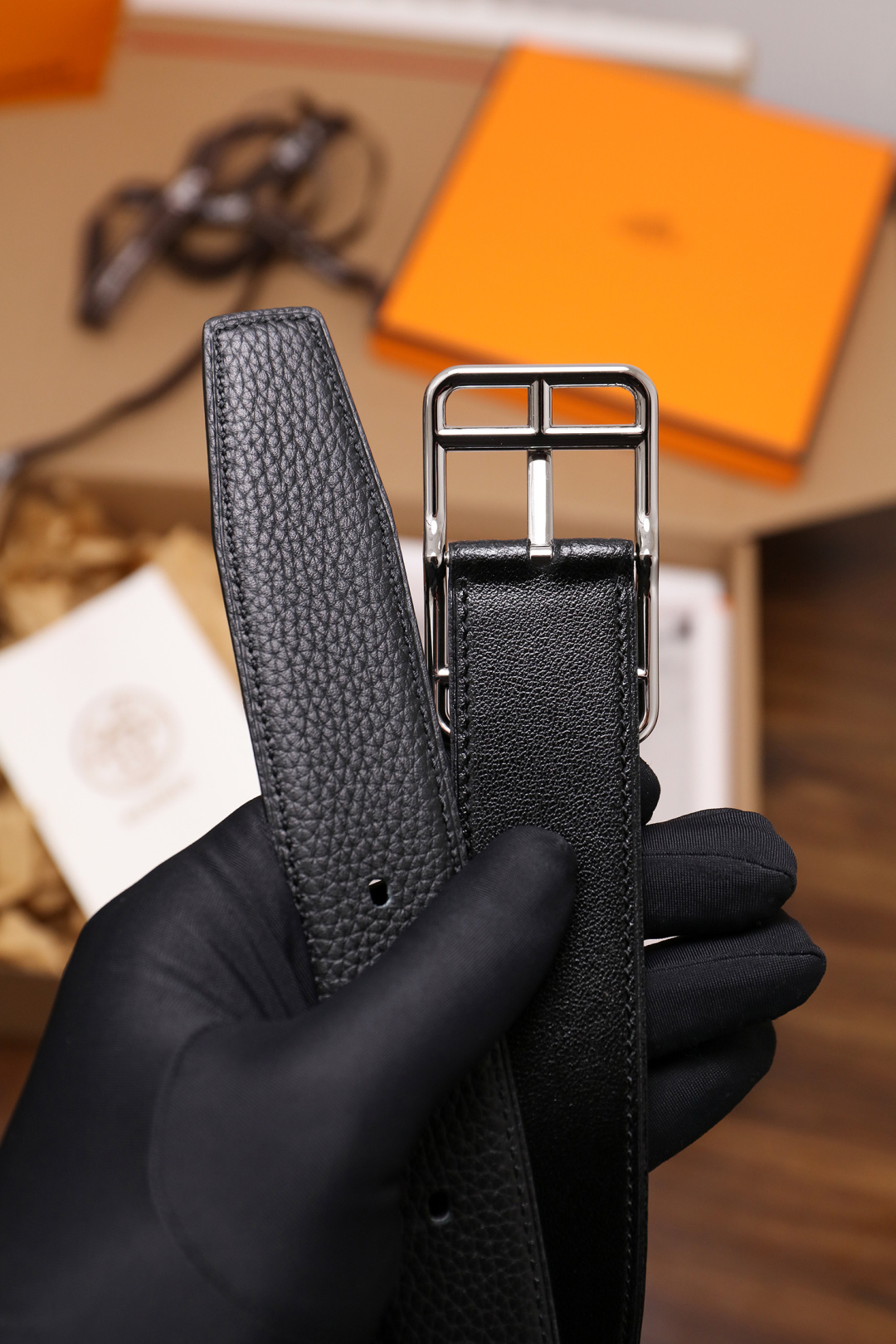 爱马仕 原单货品。双面可用 宽度3.2cm TOGO荔枝纹头层小牛皮搭配进口底皮。夹心我们也是用的纯皮，