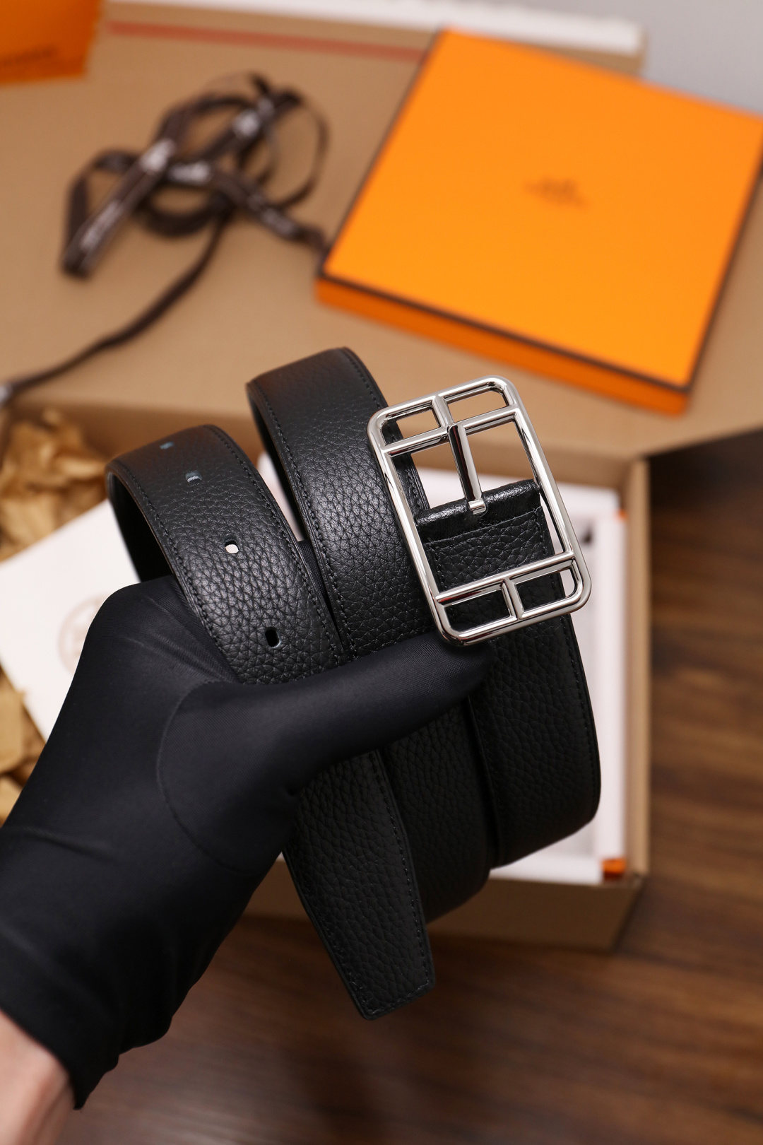 爱马仕 原单货品。双面可用 宽度3.2cm TOGO荔枝纹头层小牛皮搭配进口底皮。夹心我们也是用的纯皮，