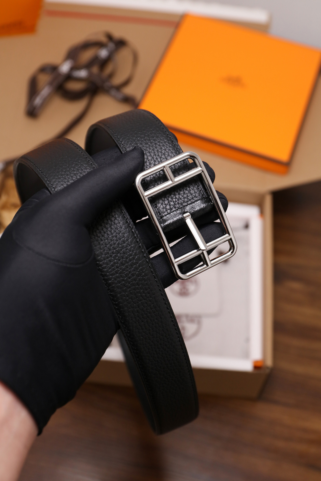 爱马仕 原单货品。双面可用 宽度3.2cm TOGO荔枝纹头层小牛皮搭配进口底皮。夹心我们也是用的纯皮，