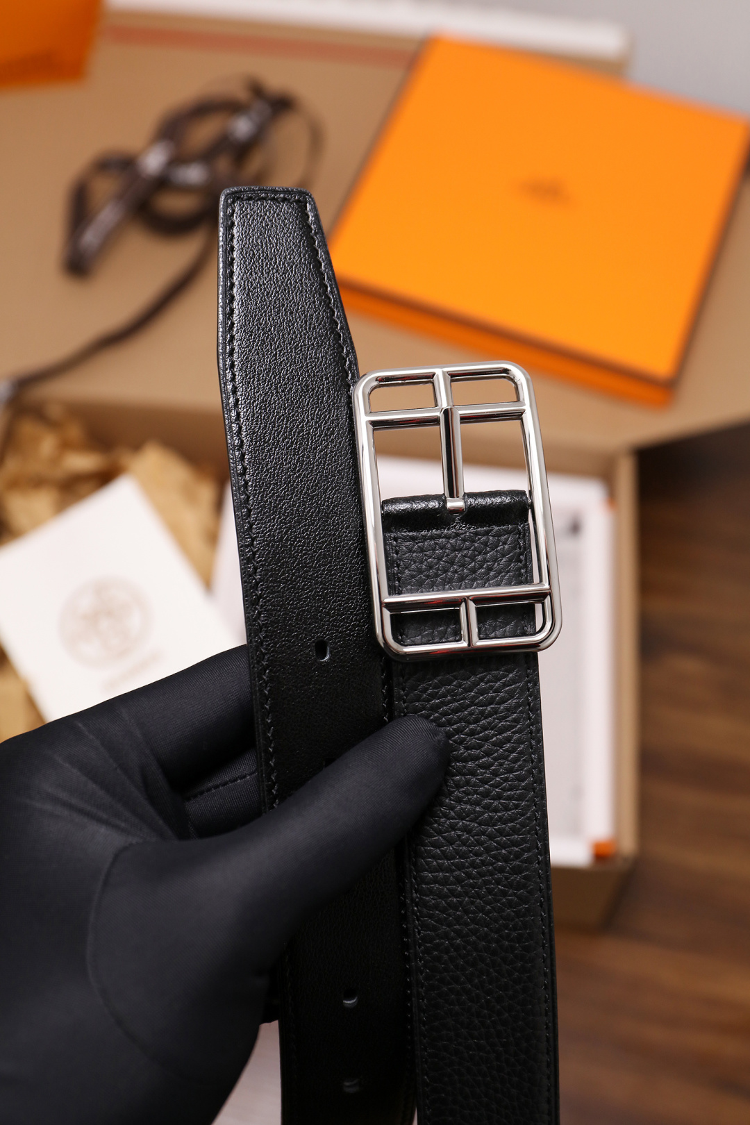 爱马仕 原单货品。双面可用 宽度3.2cm TOGO荔枝纹头层小牛皮搭配进口底皮。夹心我们也是用的纯皮，