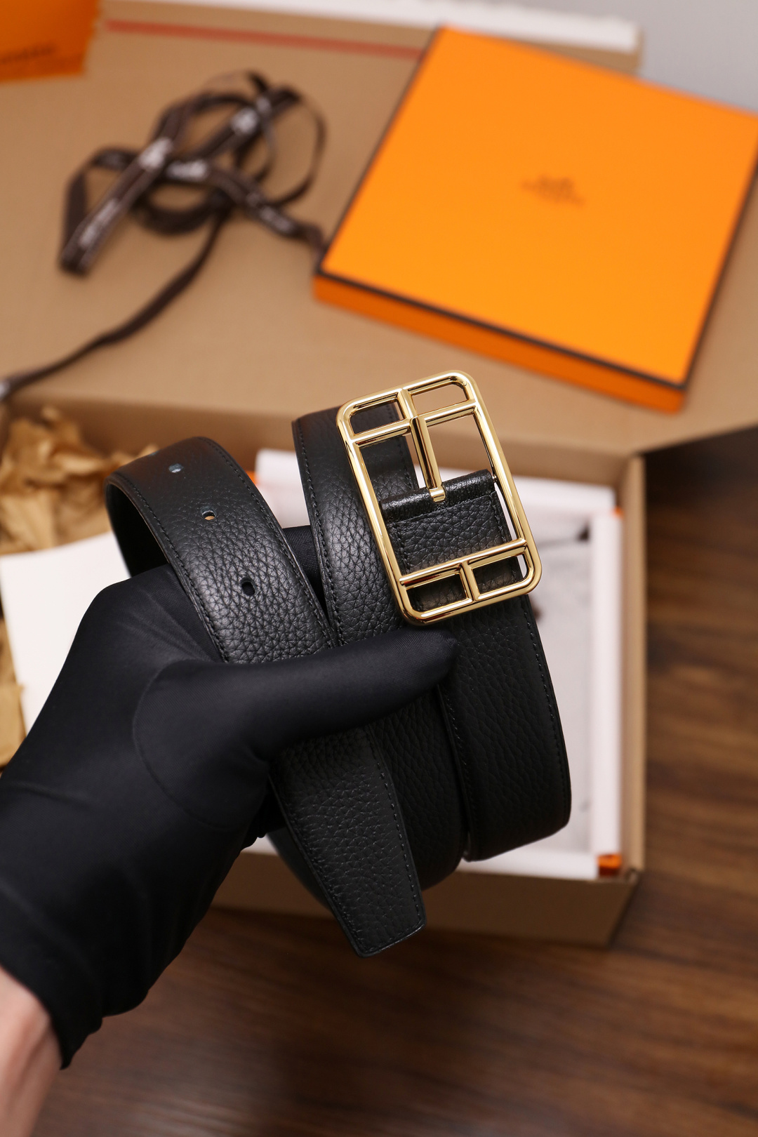 爱马仕 原单货品。双面可用 宽度3.2cm TOGO荔枝纹头层小牛皮搭配进口底皮。夹心我们也是用的纯皮，