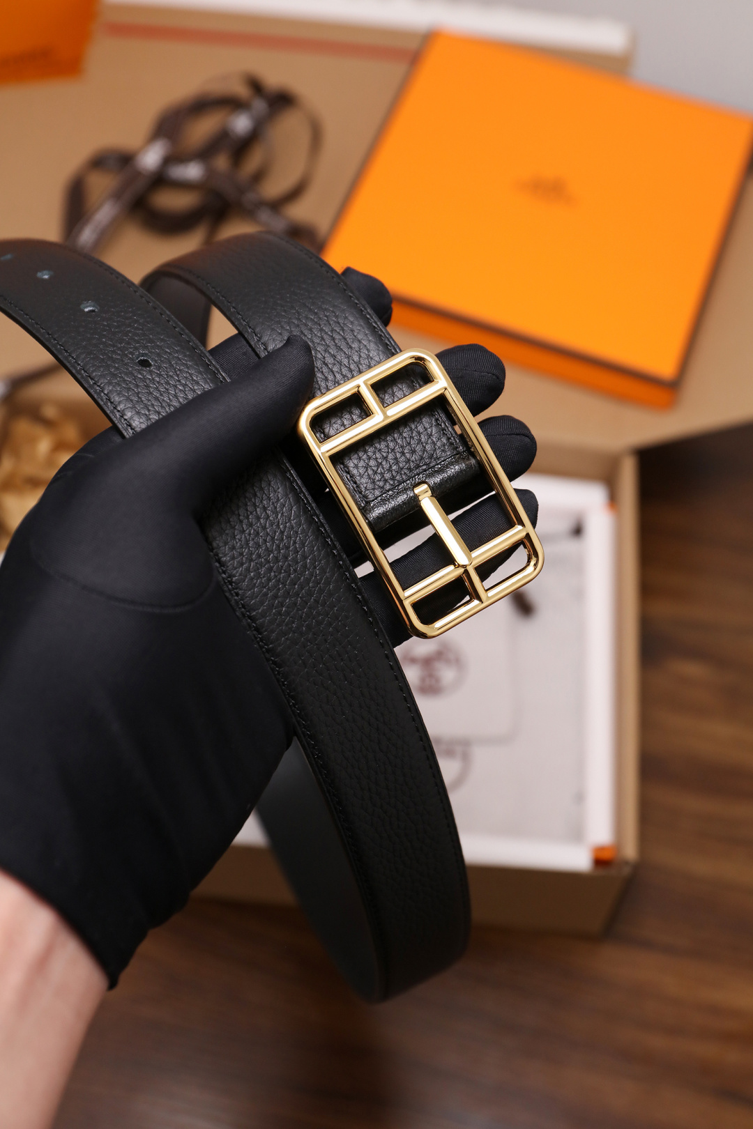 爱马仕 原单货品。双面可用 宽度3.2cm TOGO荔枝纹头层小牛皮搭配进口底皮。夹心我们也是用的纯皮，