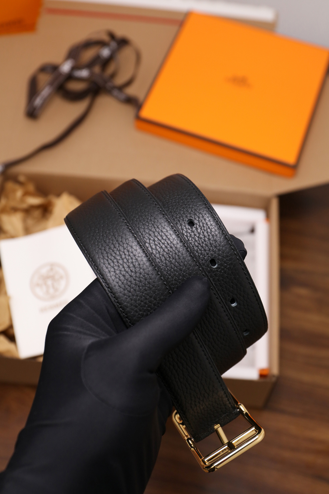 爱马仕 原单货品。双面可用 宽度3.2cm TOGO荔枝纹头层小牛皮搭配进口底皮。夹心我们也是用的纯皮，