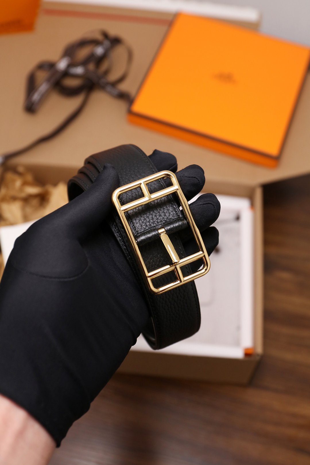 爱马仕 原单货品。双面可用 宽度3.2cm TOGO荔枝纹头层小牛皮搭配进口底皮。夹心我们也是用的纯皮，