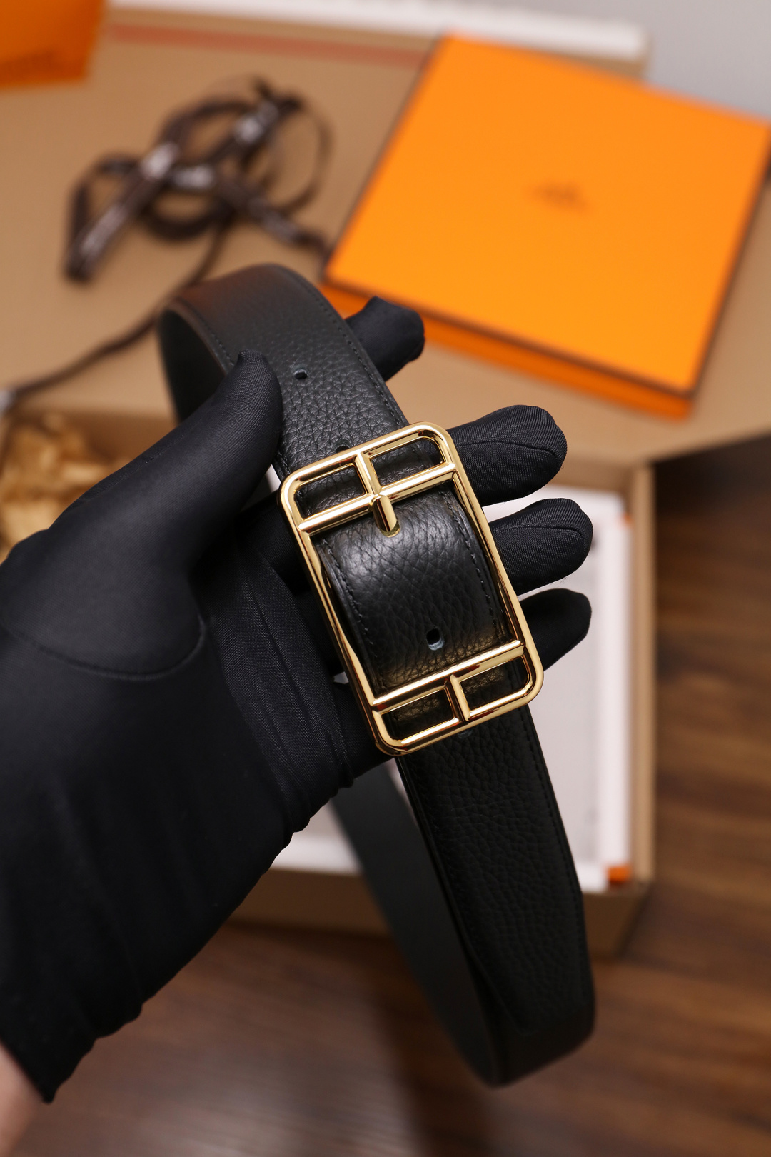 爱马仕 原单货品。双面可用 宽度3.2cm TOGO荔枝纹头层小牛皮搭配进口底皮。夹心我们也是用的纯皮，