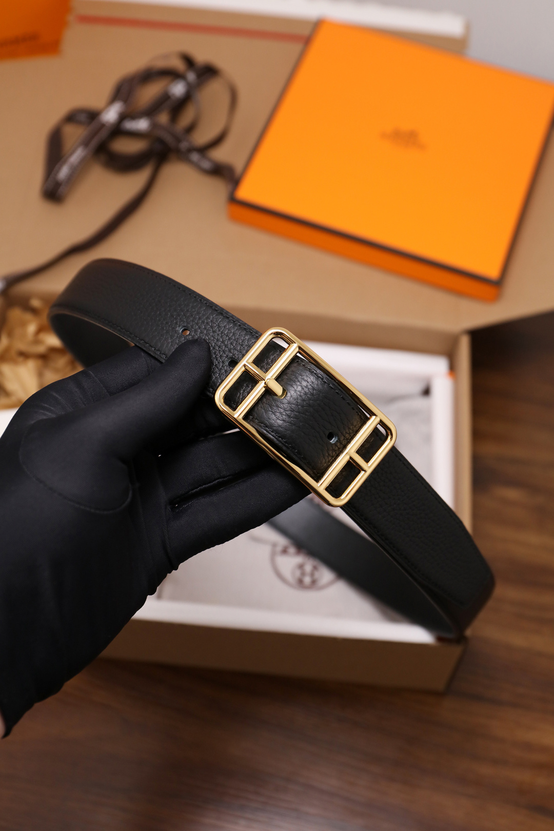 爱马仕 原单货品。双面可用 宽度3.2cm TOGO荔枝纹头层小牛皮搭配进口底皮。夹心我们也是用的纯皮，