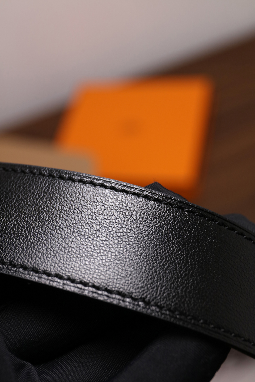 爱马仕 原单货品。双面可用 宽度3.2cm TOGO荔枝纹头层小牛皮搭配进口底皮。夹心我们也是用的纯皮，