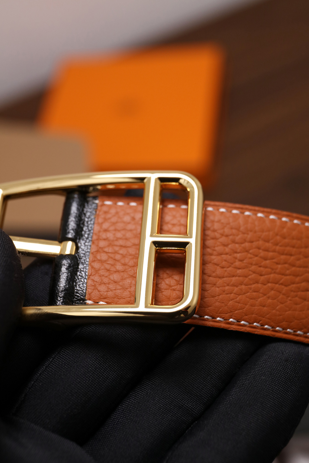 爱马仕 原单货品。双面可用 宽度3.2cm TOGO荔枝纹头层小牛皮搭配进口底皮。夹心我们也是用的纯皮，