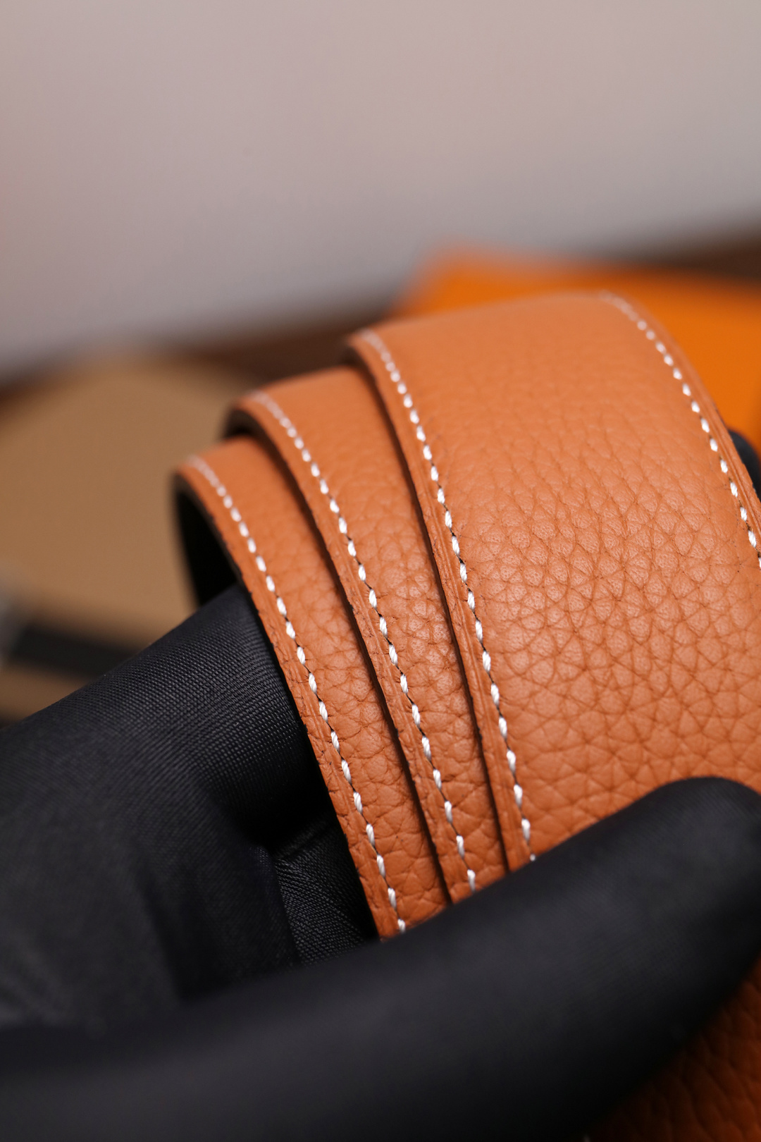 爱马仕 原单货品。双面可用 宽度3.2cm TOGO荔枝纹头层小牛皮搭配进口底皮。夹心我们也是用的纯皮，