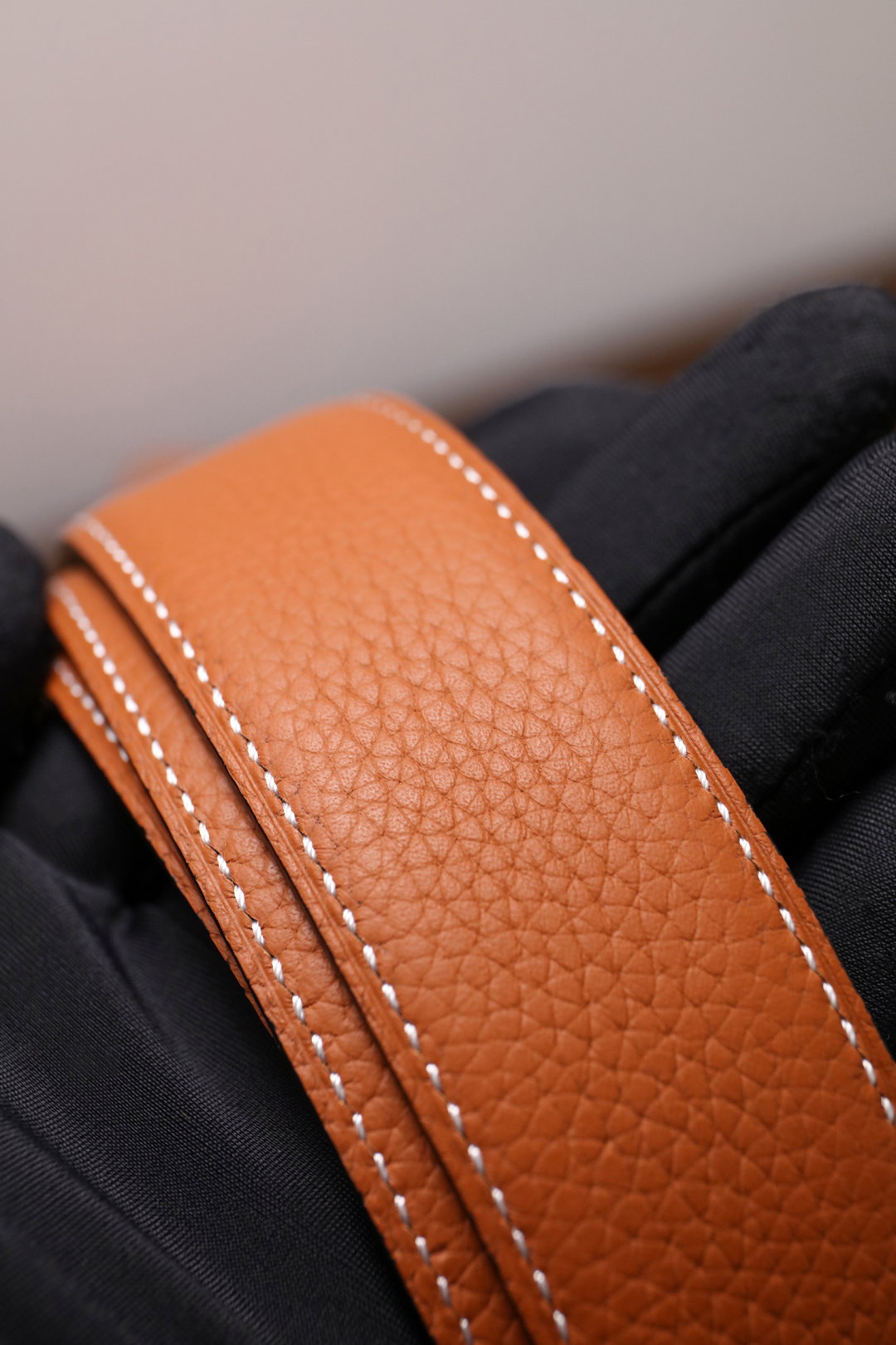 爱马仕 原单货品。双面可用 宽度3.2cm TOGO荔枝纹头层小牛皮搭配进口底皮。夹心我们也是用的纯皮，