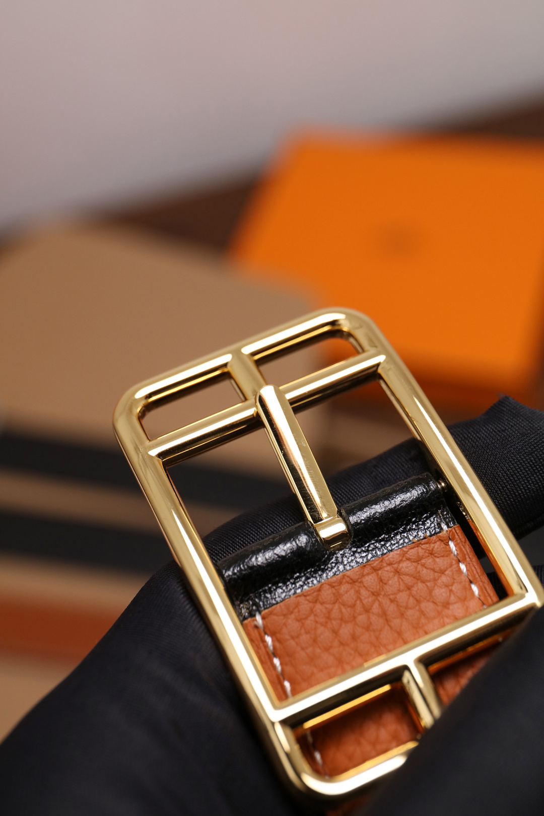 爱马仕 原单货品。双面可用 宽度3.2cm TOGO荔枝纹头层小牛皮搭配进口底皮。夹心我们也是用的纯皮，