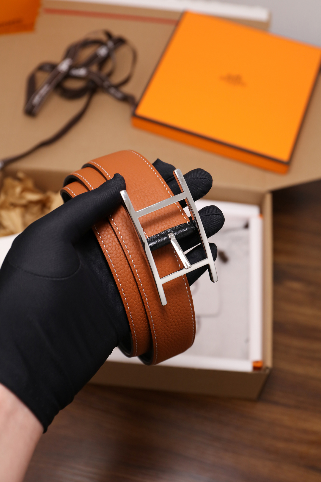 爱马仕 原单货品。双面可用 宽度3.2cm TOGO荔枝纹头层小牛皮搭配进口底皮。夹心我们也是用的纯皮，