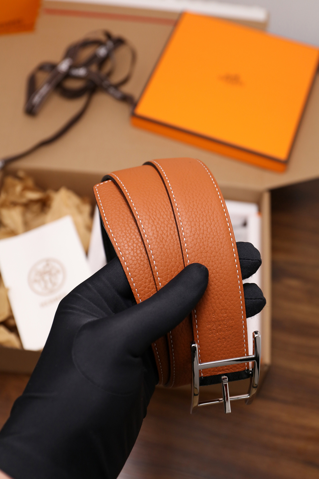 爱马仕 原单货品。双面可用 宽度3.2cm TOGO荔枝纹头层小牛皮搭配进口底皮。夹心我们也是用的纯皮，