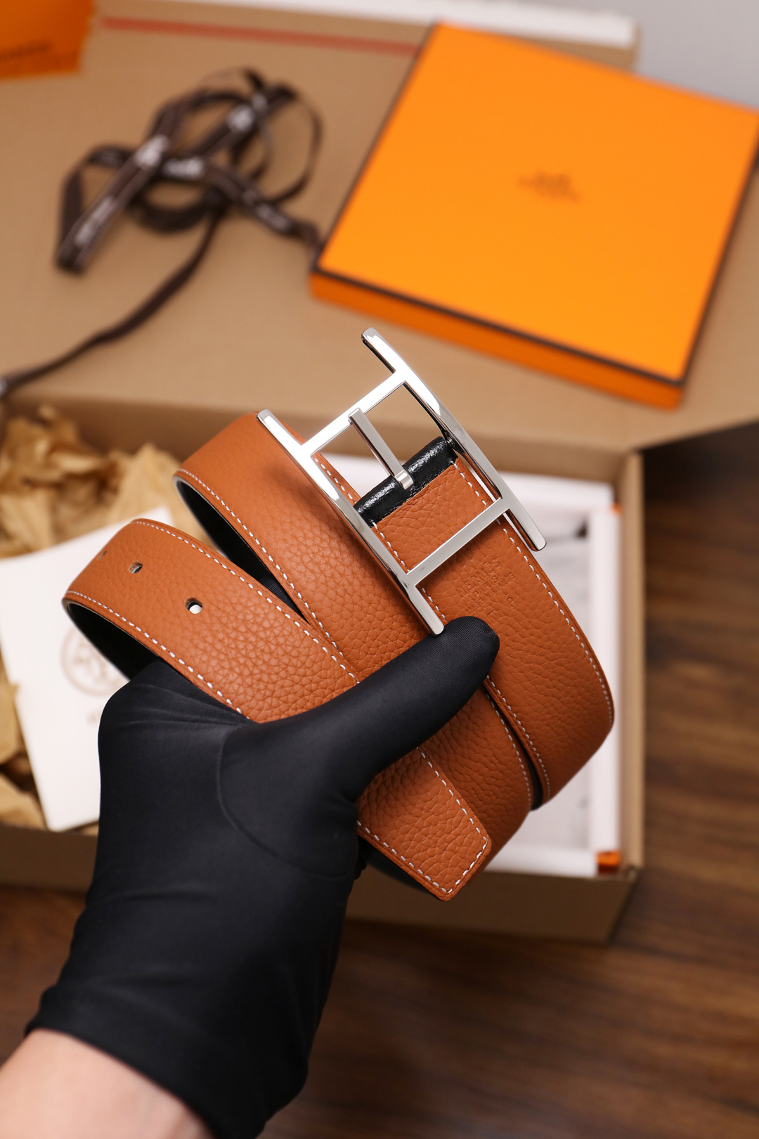 爱马仕 原单货品。双面可用 宽度3.2cm TOGO荔枝纹头层小牛皮搭配进口底皮。夹心我们也是用的纯皮，