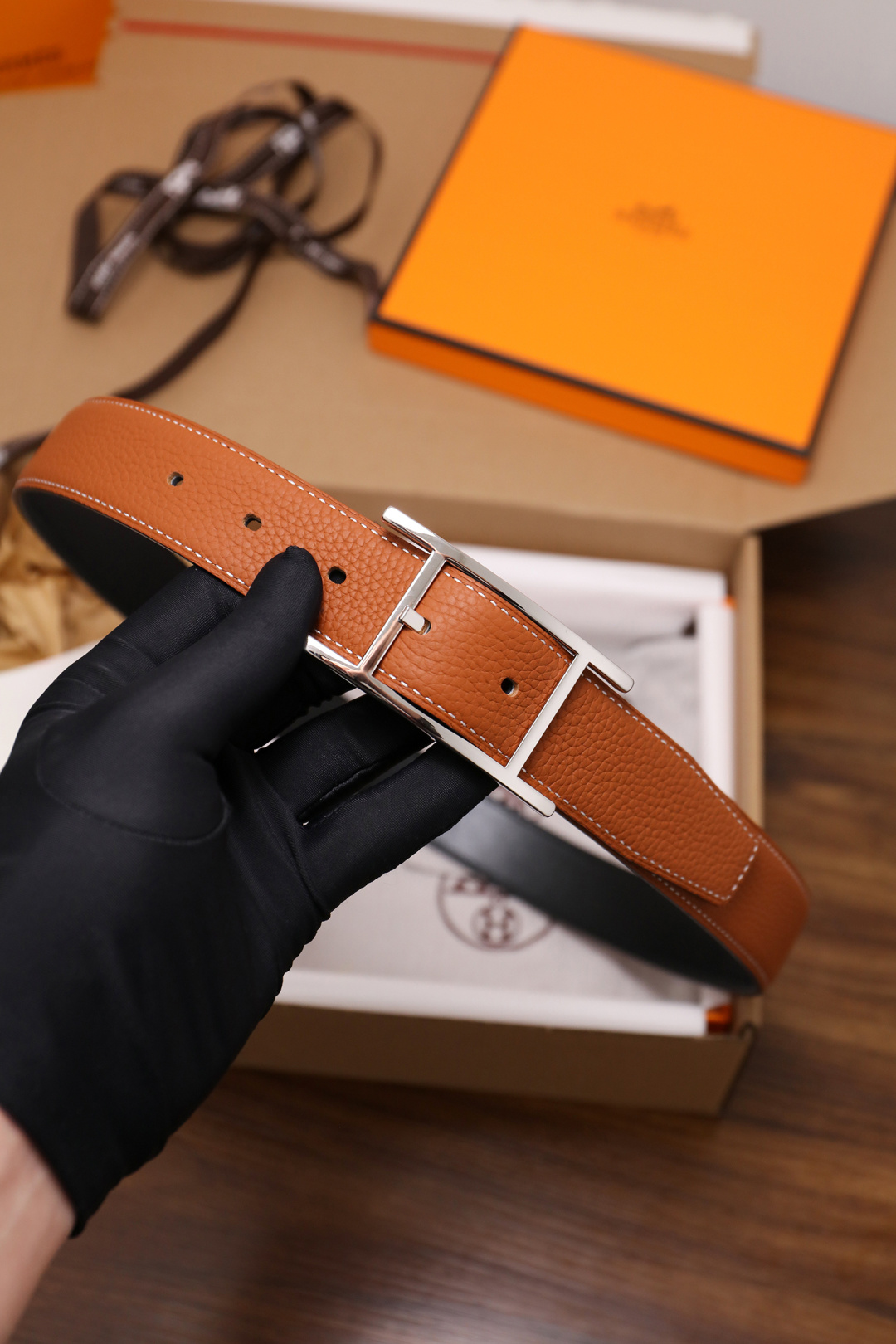 爱马仕 原单货品。双面可用 宽度3.2cm TOGO荔枝纹头层小牛皮搭配进口底皮。夹心我们也是用的纯皮，