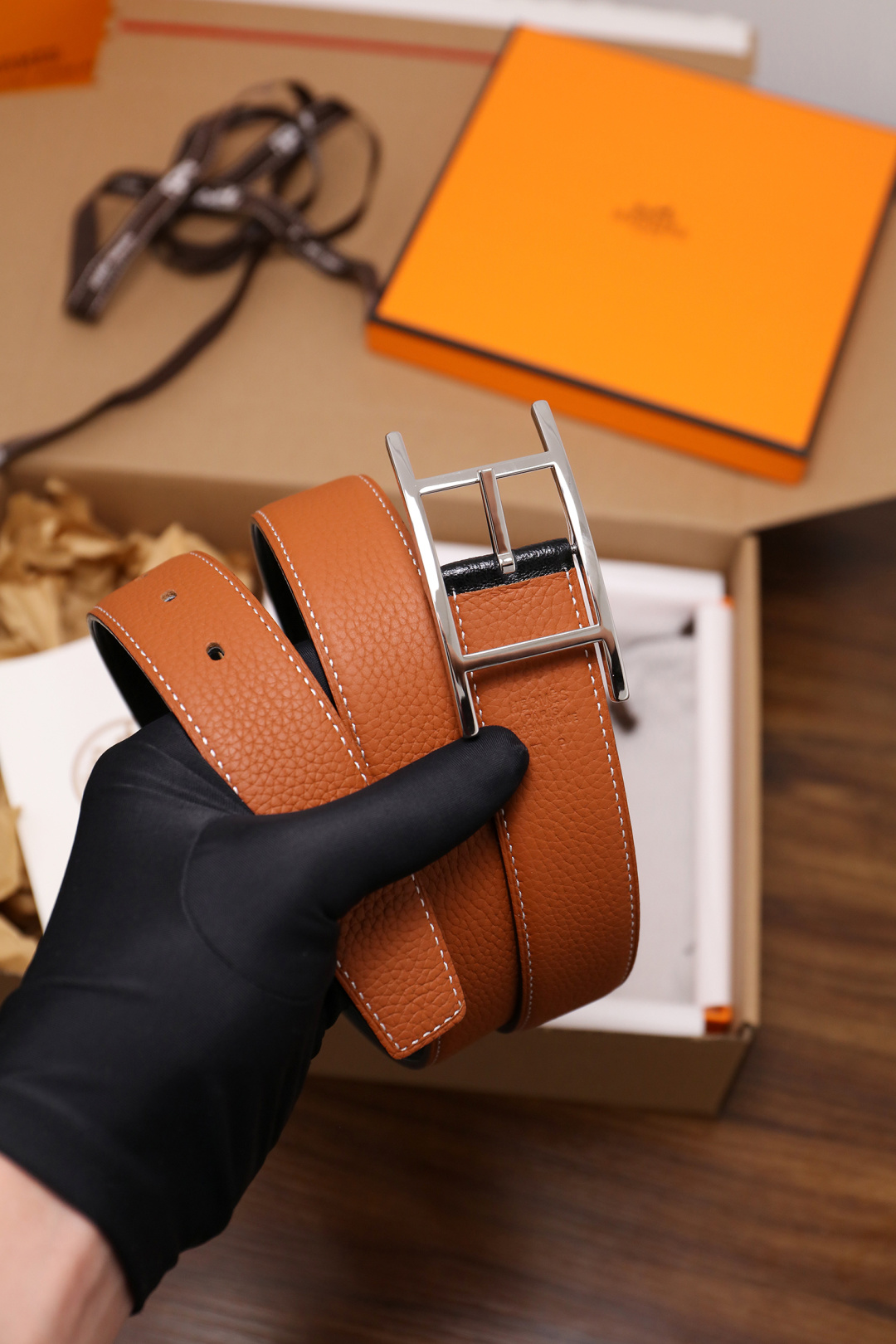 爱马仕 原单货品。双面可用 宽度3.2cm TOGO荔枝纹头层小牛皮搭配进口底皮。夹心我们也是用的纯皮，