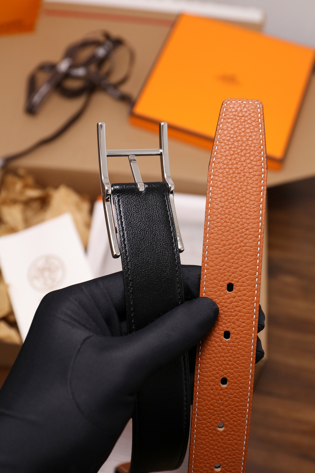 爱马仕 原单货品。双面可用 宽度3.2cm TOGO荔枝纹头层小牛皮搭配进口底皮。夹心我们也是用的纯皮，