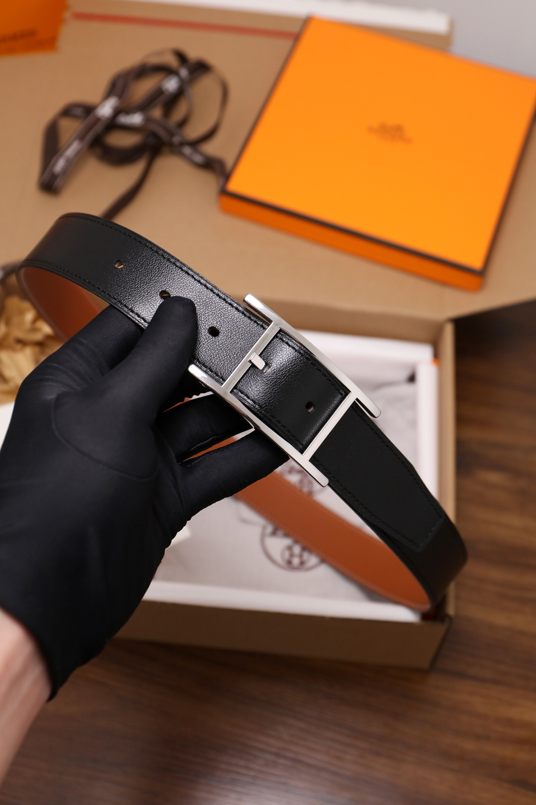 爱马仕 原单货品。双面可用 宽度3.2cm TOGO荔枝纹头层小牛皮搭配进口底皮。夹心我们也是用的纯皮，