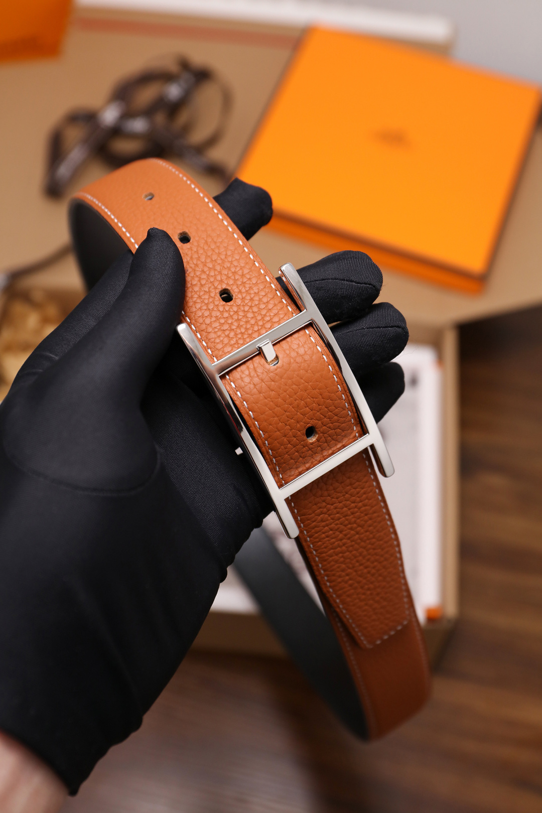 爱马仕 原单货品。双面可用 宽度3.2cm TOGO荔枝纹头层小牛皮搭配进口底皮。夹心我们也是用的纯皮，