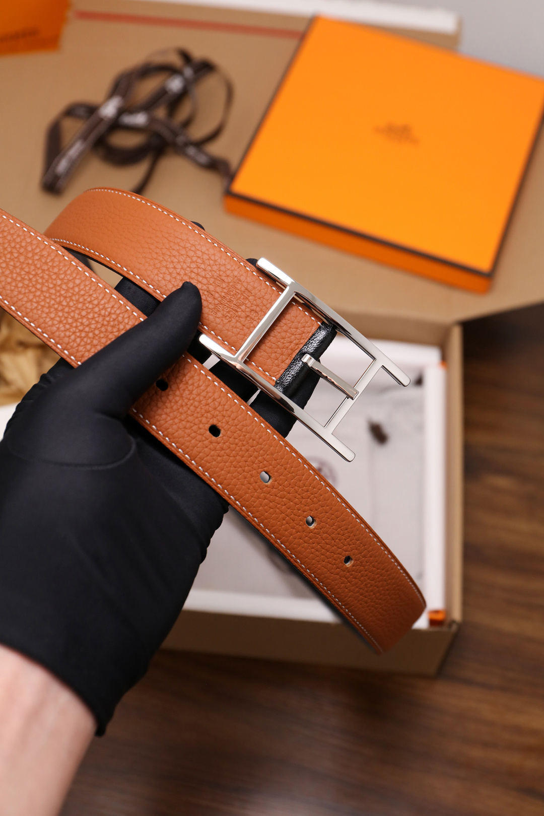 爱马仕 原单货品。双面可用 宽度3.2cm TOGO荔枝纹头层小牛皮搭配进口底皮。夹心我们也是用的纯皮，