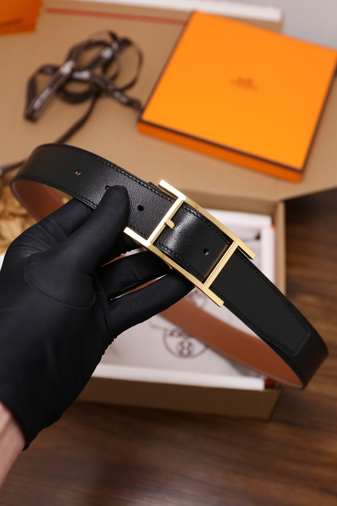 爱马仕 原单货品。双面可用 宽度3.2cm TOGO荔枝纹头层小牛皮搭配进口底皮。夹心我们也是用的纯皮，