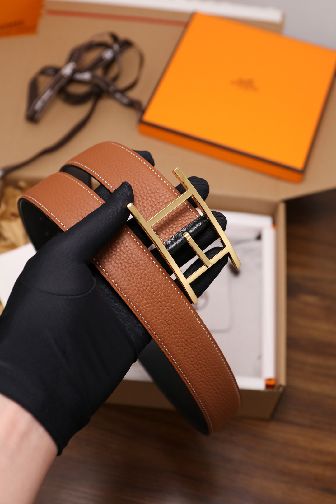 爱马仕 原单货品。双面可用 宽度3.2cm TOGO荔枝纹头层小牛皮搭配进口底皮。夹心我们也是用的纯皮，