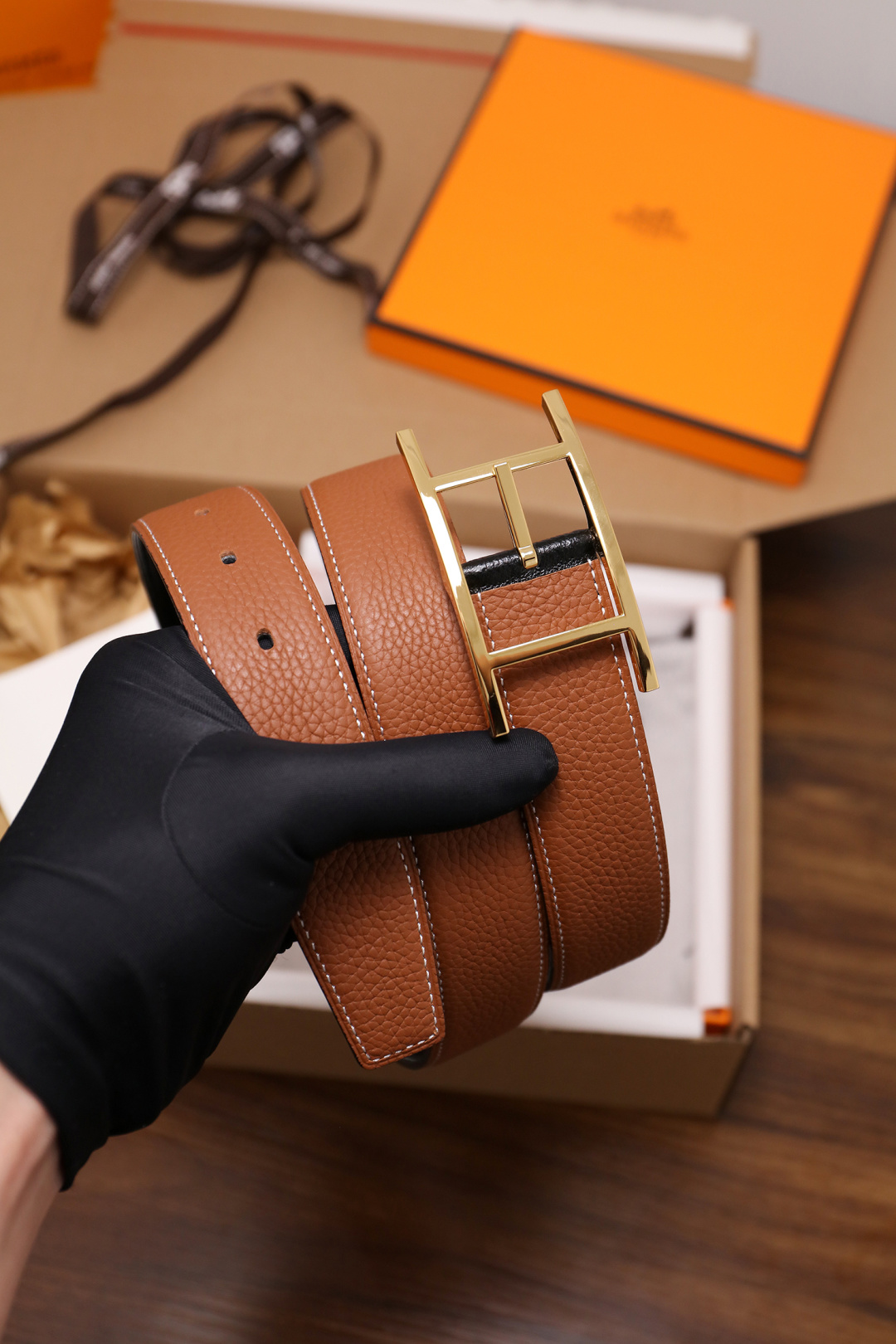 爱马仕 原单货品。双面可用 宽度3.2cm TOGO荔枝纹头层小牛皮搭配进口底皮。夹心我们也是用的纯皮，