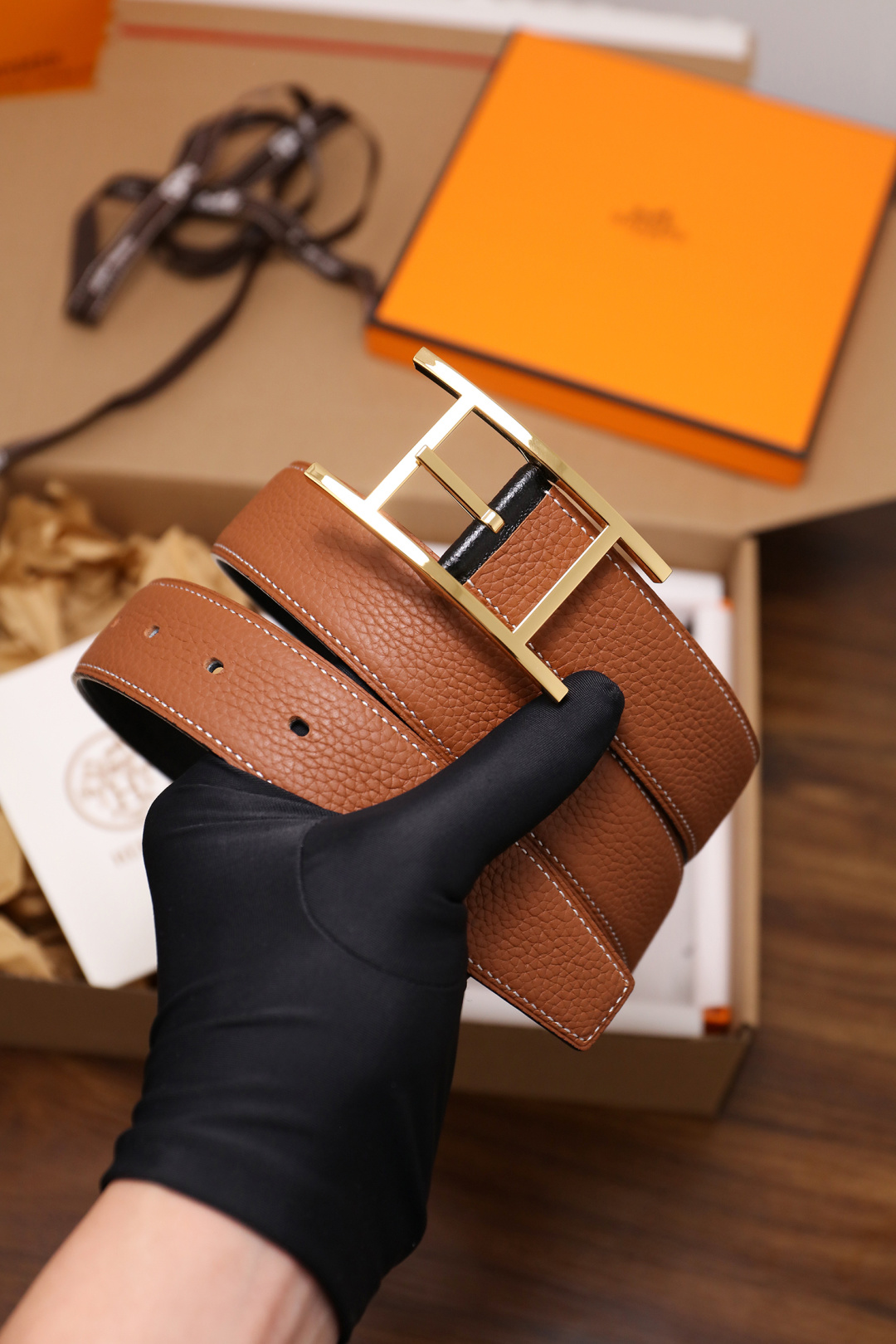 爱马仕 原单货品。双面可用 宽度3.2cm TOGO荔枝纹头层小牛皮搭配进口底皮。夹心我们也是用的纯皮，