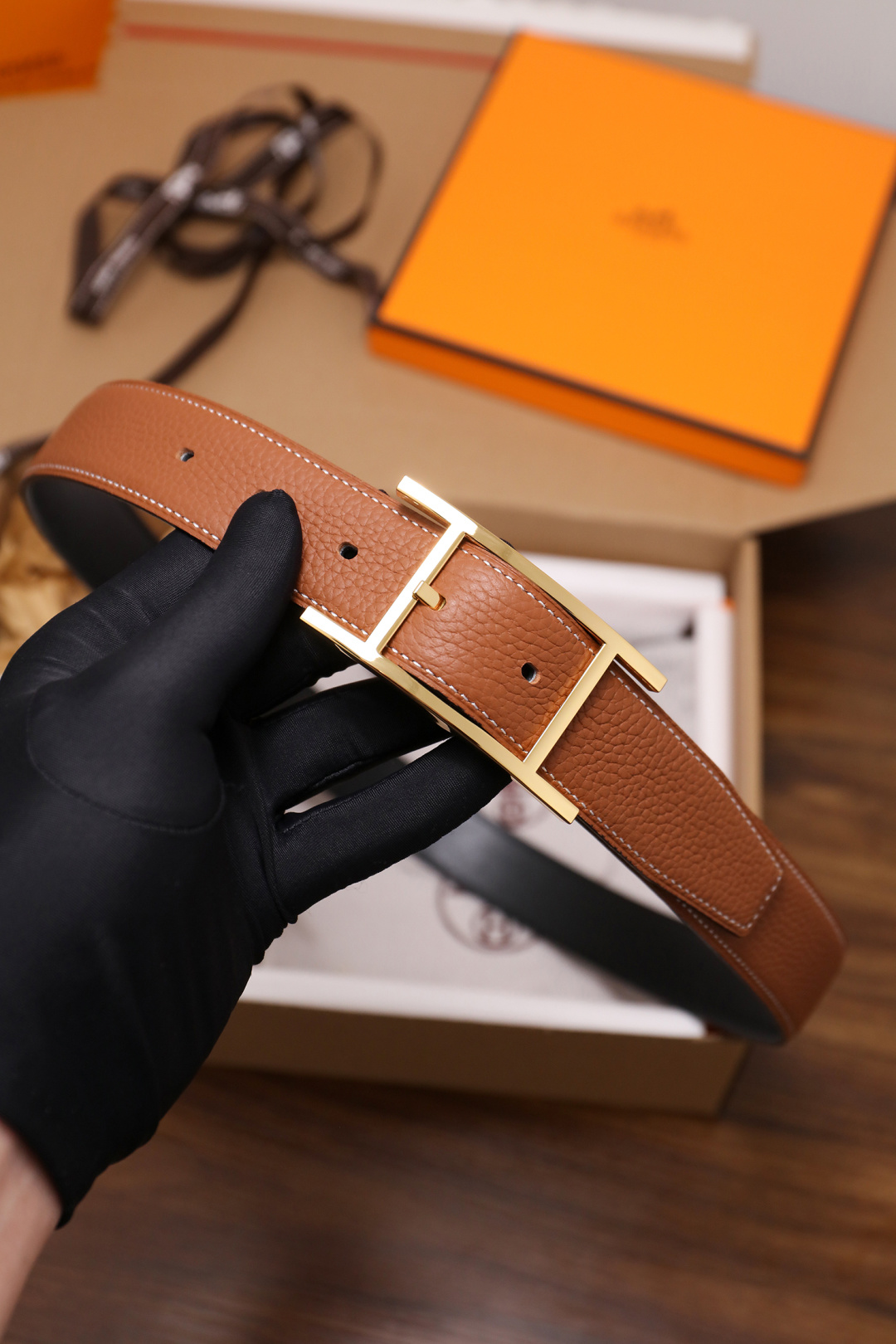 爱马仕 原单货品。双面可用 宽度3.2cm TOGO荔枝纹头层小牛皮搭配进口底皮。夹心我们也是用的纯皮，