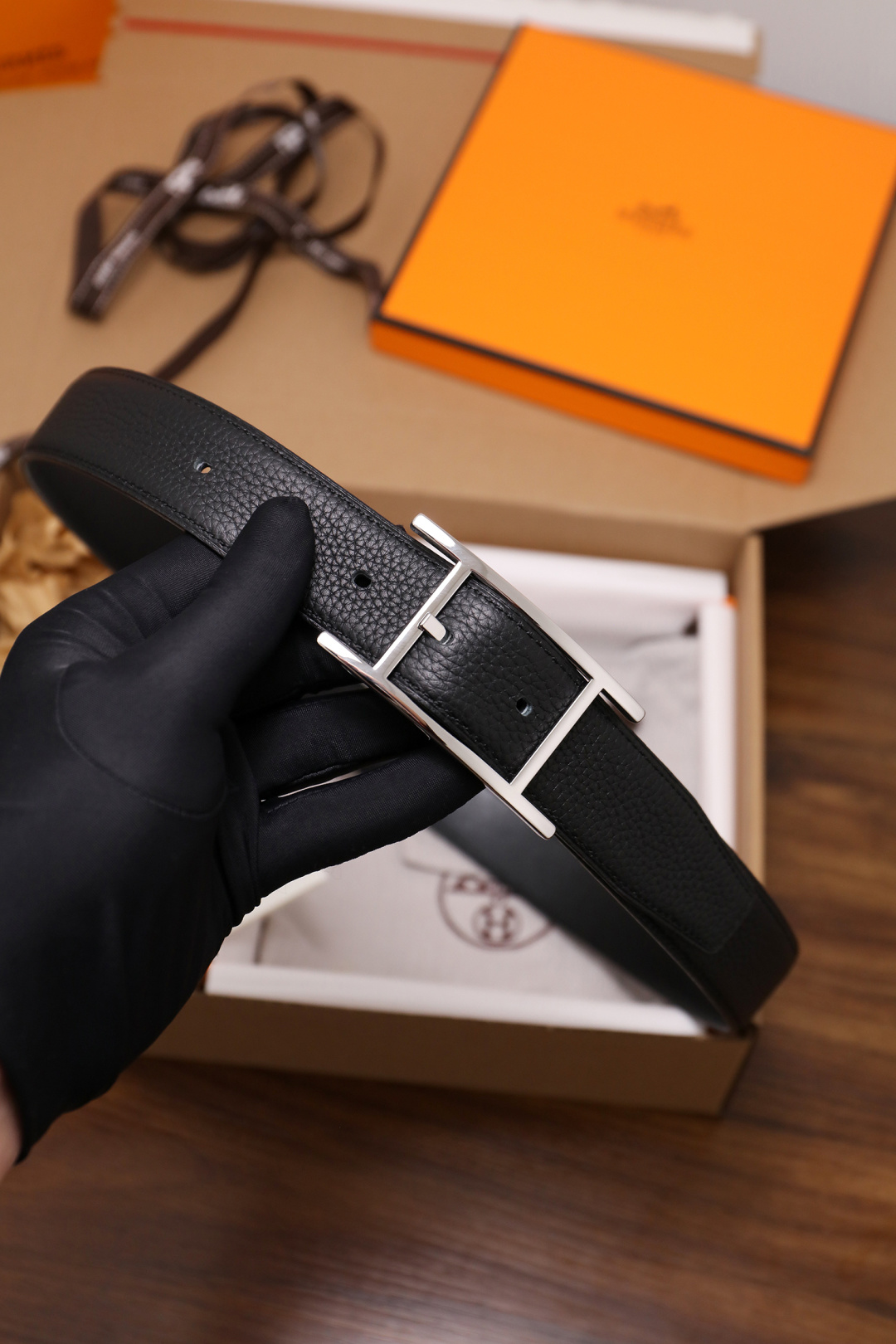 爱马仕 原单货品。双面可用 宽度3.2cm TOGO荔枝纹头层小牛皮搭配进口底皮。夹心我们也是用的纯皮，