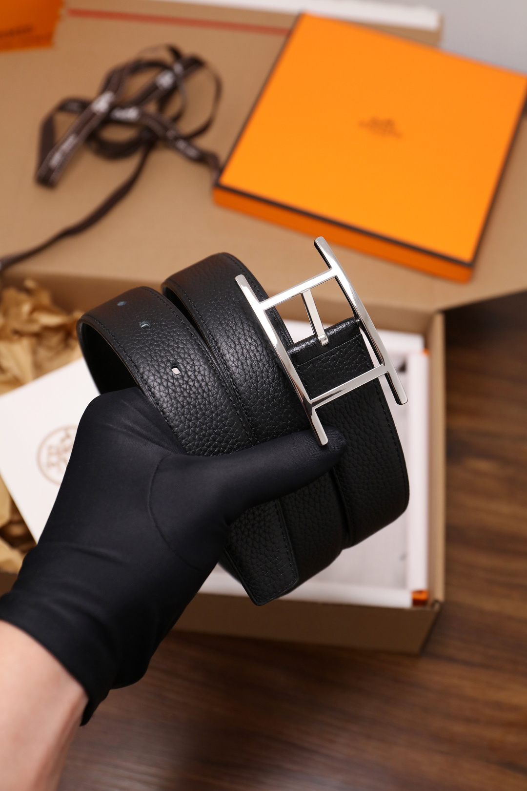 爱马仕 原单货品。双面可用 宽度3.2cm TOGO荔枝纹头层小牛皮搭配进口底皮。夹心我们也是用的纯皮，