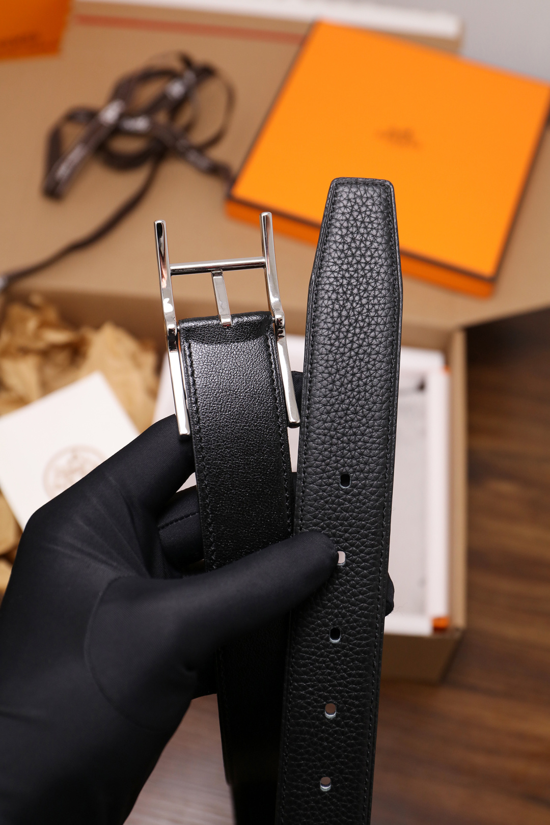 爱马仕 原单货品。双面可用 宽度3.2cm TOGO荔枝纹头层小牛皮搭配进口底皮。夹心我们也是用的纯皮，