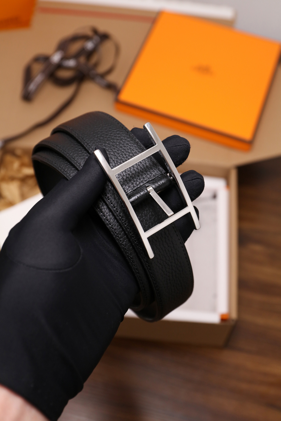 爱马仕 原单货品。双面可用 宽度3.2cm TOGO荔枝纹头层小牛皮搭配进口底皮。夹心我们也是用的纯皮，