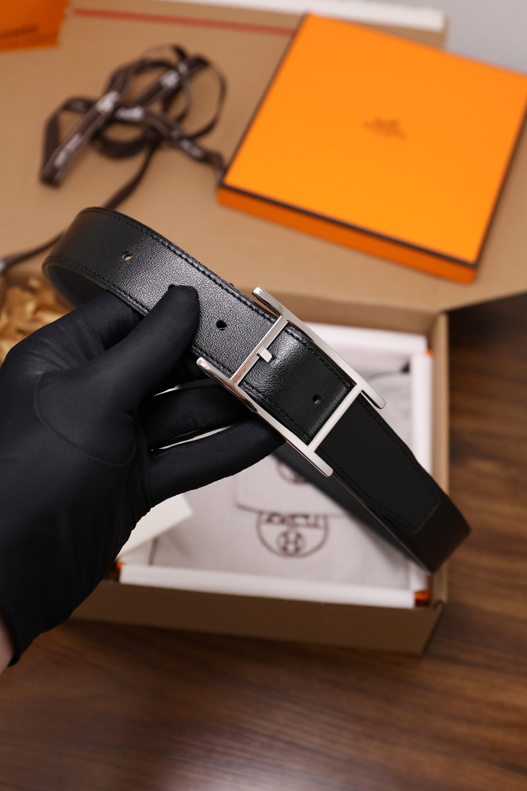 爱马仕 原单货品。双面可用 宽度3.2cm TOGO荔枝纹头层小牛皮搭配进口底皮。夹心我们也是用的纯皮，