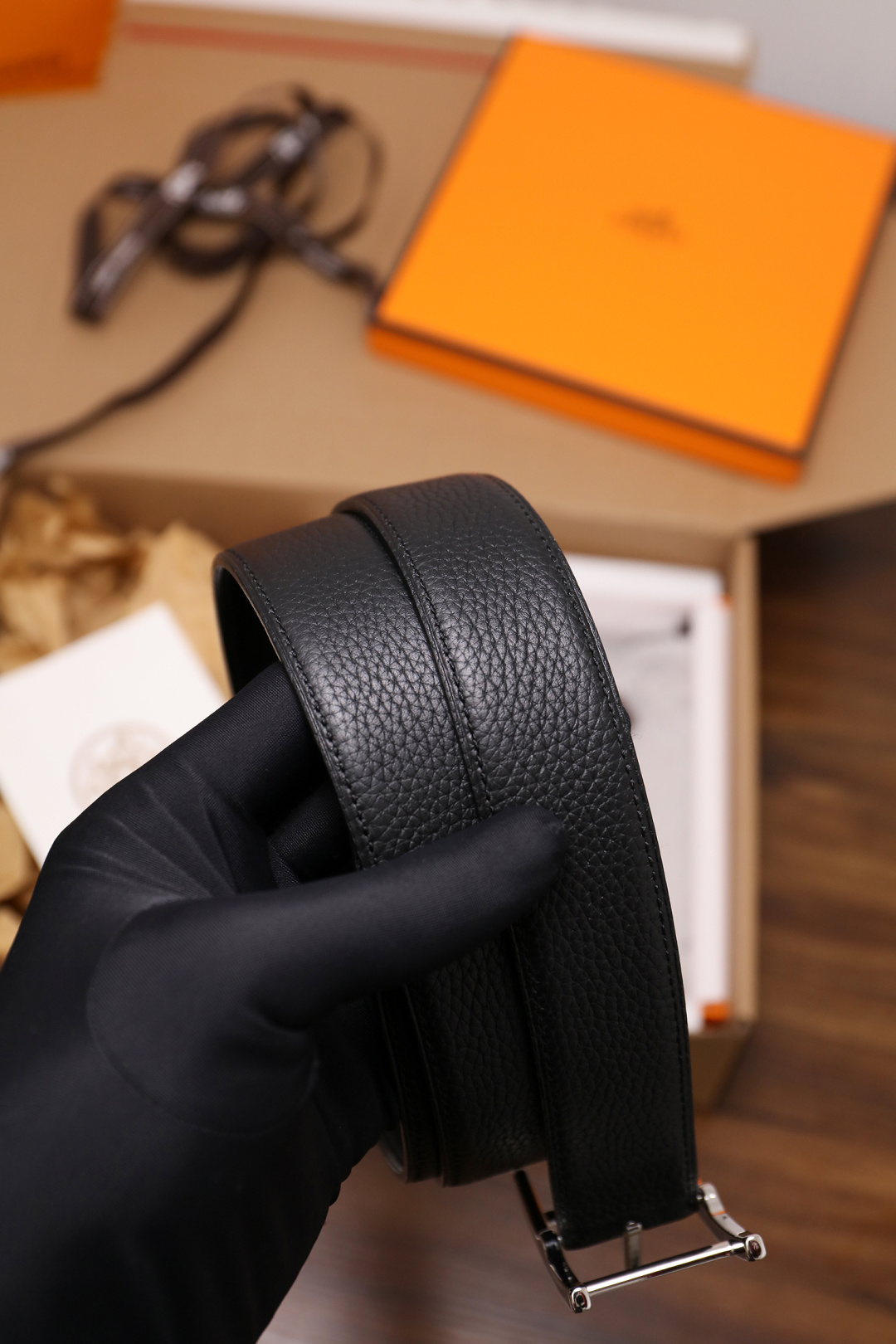 爱马仕 原单货品。双面可用 宽度3.2cm TOGO荔枝纹头层小牛皮搭配进口底皮。夹心我们也是用的纯皮，