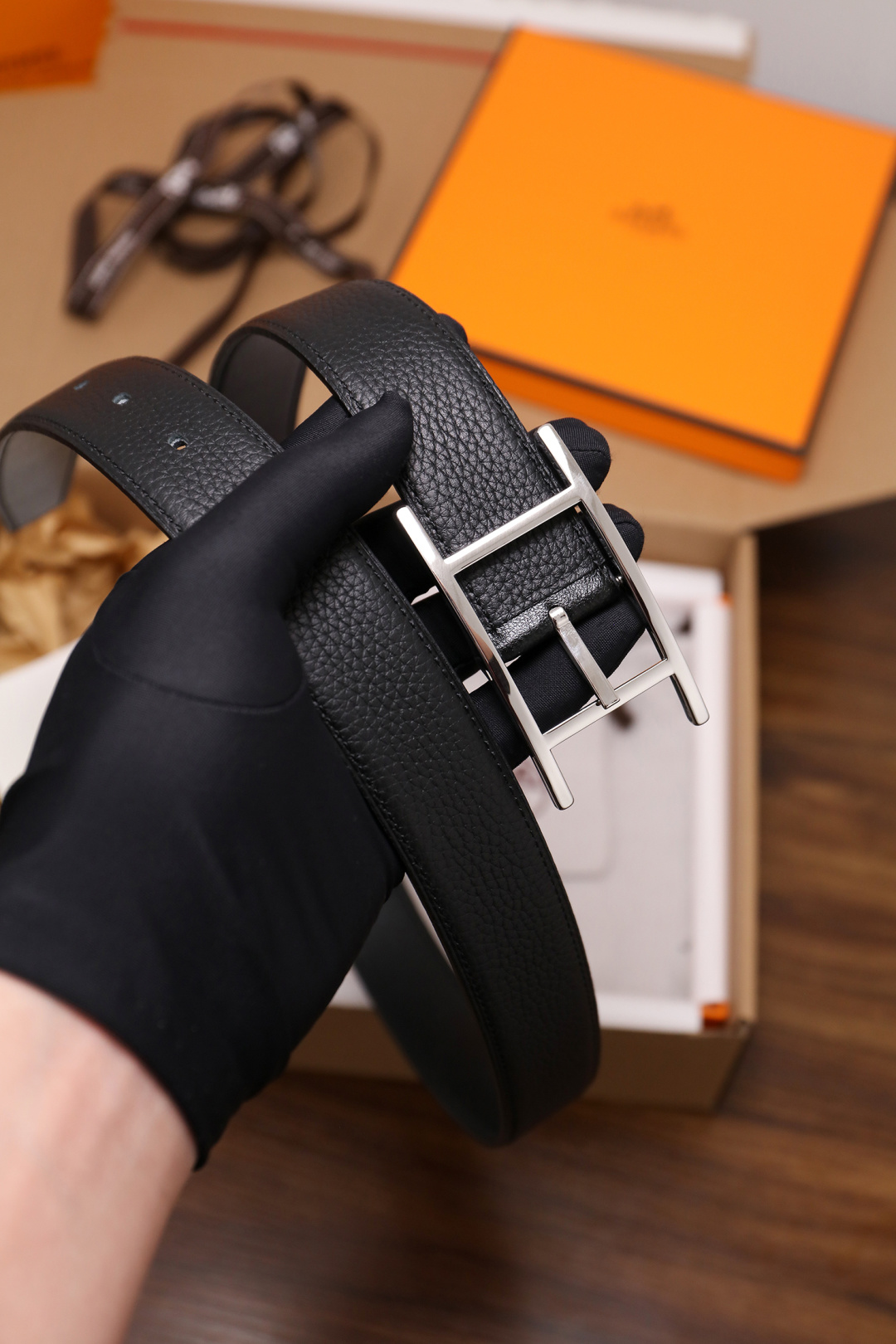 爱马仕 原单货品。双面可用 宽度3.2cm TOGO荔枝纹头层小牛皮搭配进口底皮。夹心我们也是用的纯皮，