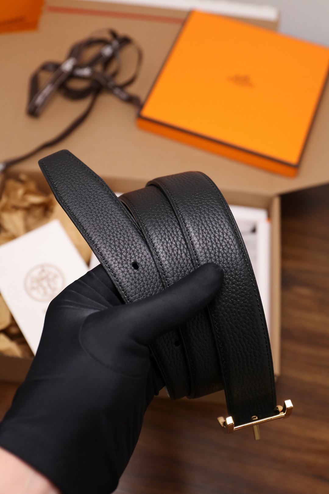 爱马仕 原单货品。双面可用 宽度3.2cm TOGO荔枝纹头层小牛皮搭配进口底皮。夹心我们也是用的纯皮，