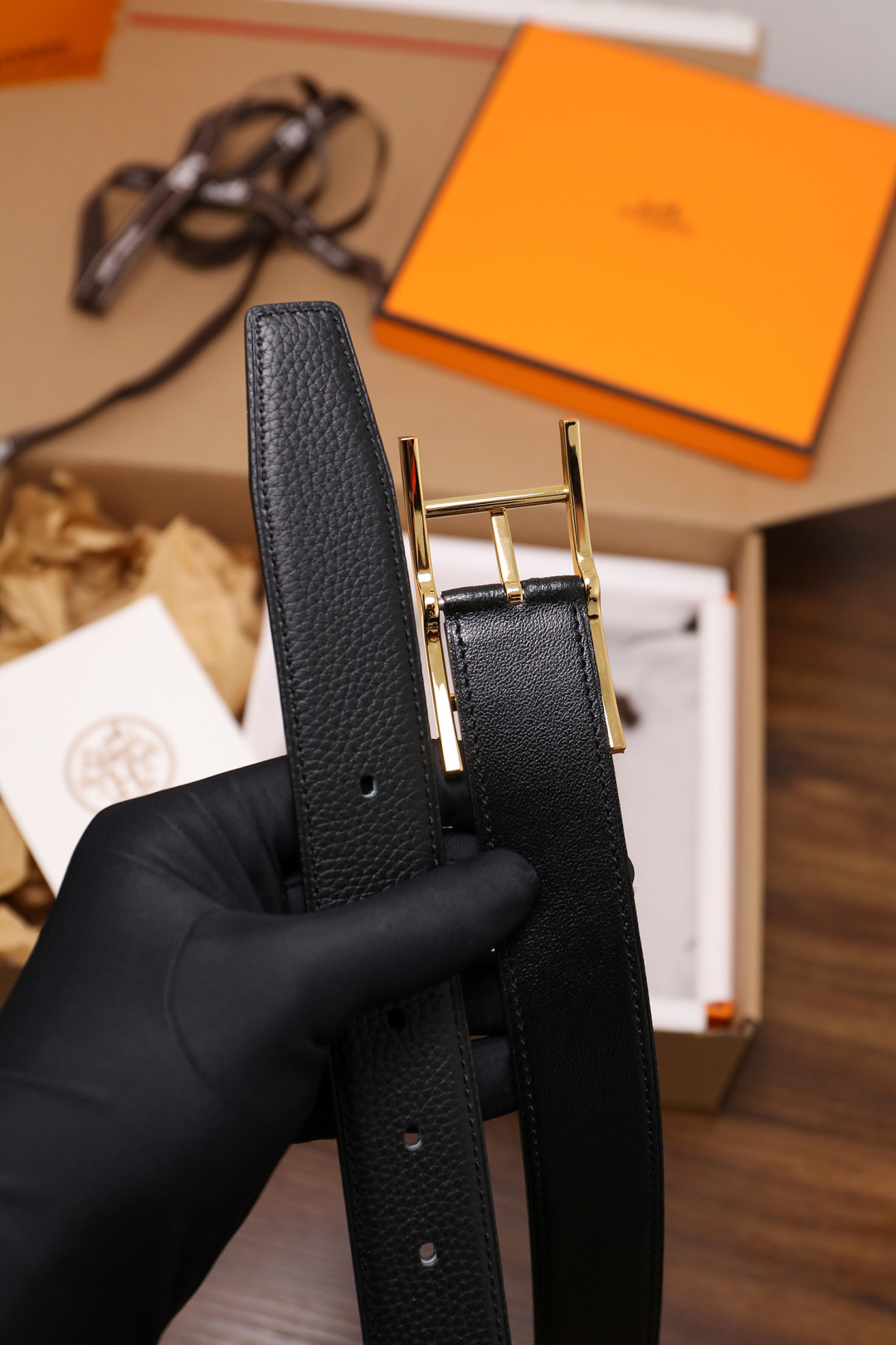 爱马仕 原单货品。双面可用 宽度3.2cm TOGO荔枝纹头层小牛皮搭配进口底皮。夹心我们也是用的纯皮，
